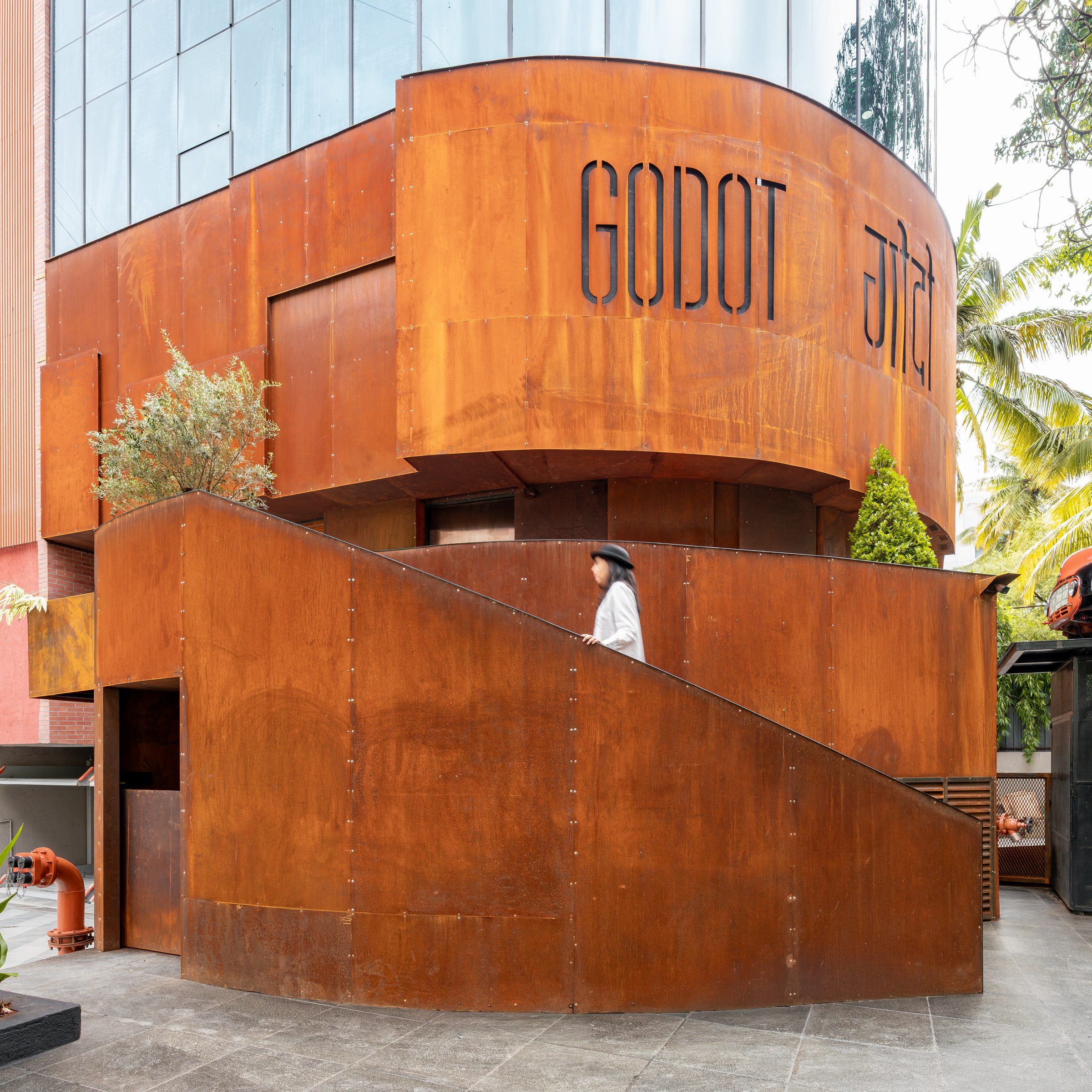 गोदो (Godot) — photograph 2